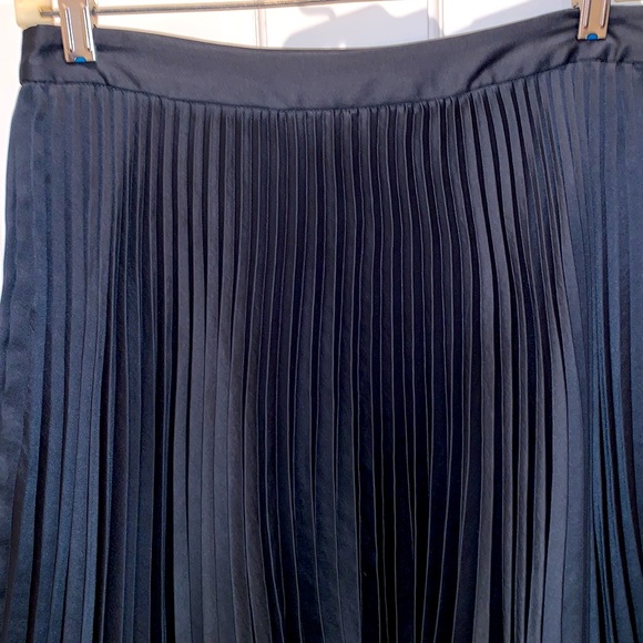 CLUB MONACO navy pleated skirt - Picture 2 of 5